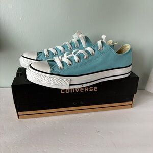 NEW IN BOX WOMEN’s Converse Low Top Sneakers size 8